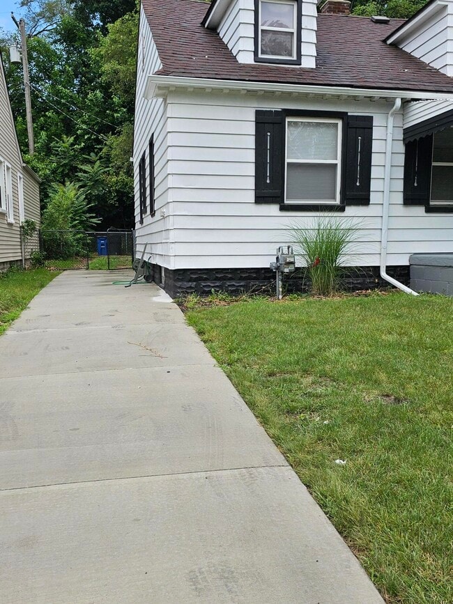 Building Photo - 20023 Santa Rosa Dr