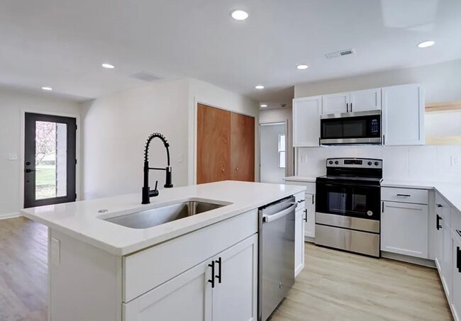 Building Photo - Beautifully remodeled 4-bedroom, 2-bath ho...