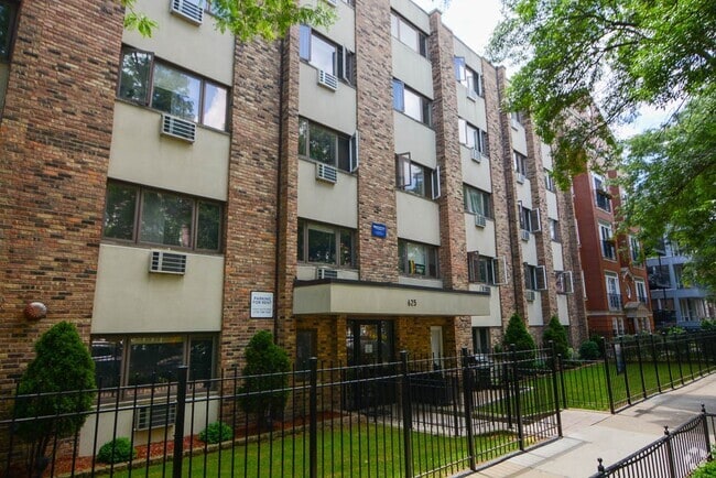 Building Photo - 628 W Wrightwood