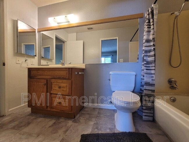 Building Photo - 5125 Gibbons Dr