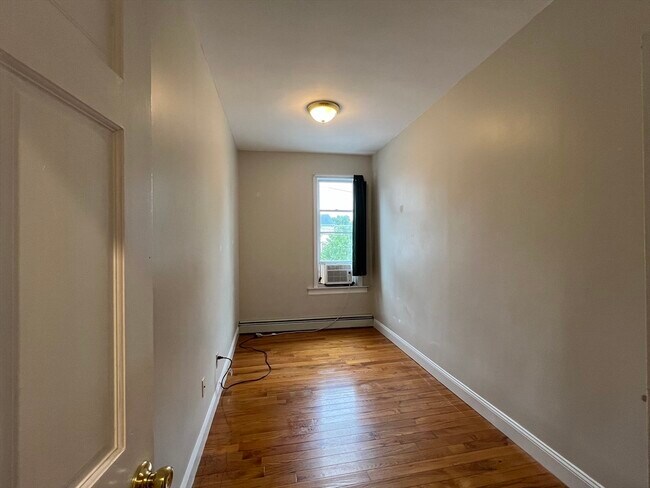 Building Photo - 42 Waugh St