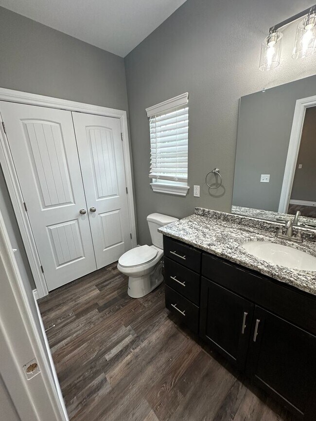 Building Photo - For lease: 3 Bed, 2 Bath Home Rural Neosho- $1195.00/Mo| Pet Friendly