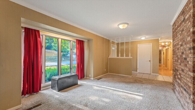 Building Photo - 5-Bedroom Cottage Near U of A
