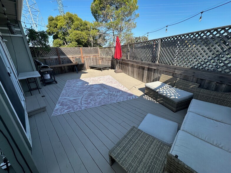 Back Yard / Deck. Side yard with dirt/ grass - 18 Portsmouth Cv