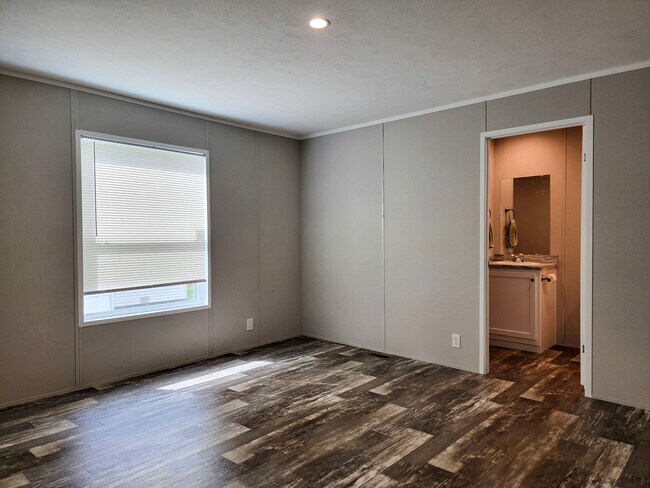 Building Photo - 1126 Steinmetz Rd
