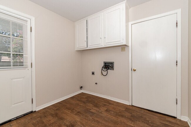 Building Photo - VERY large home in a great location!!