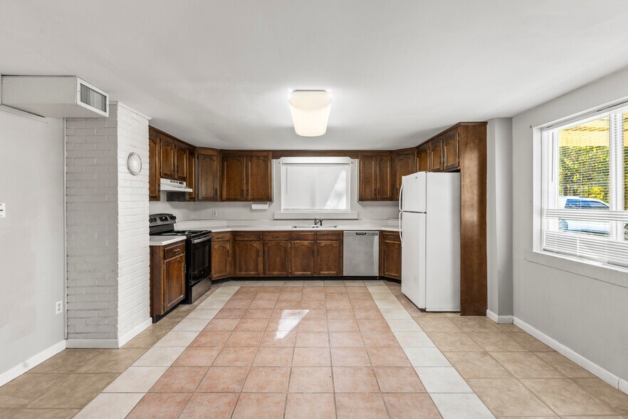 Building Photo - 5013 Eastview Terrace