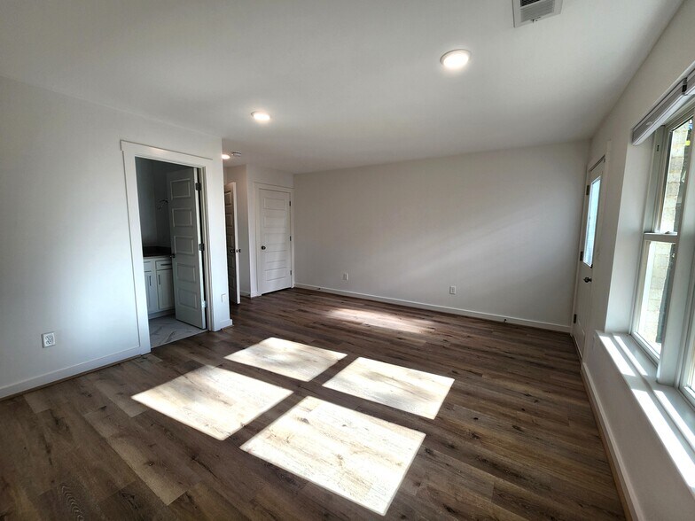 Building Photo - 1719 13th Ct S