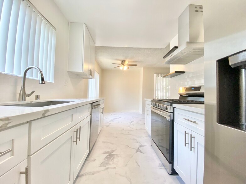 Building Photo - 7010 Lanewood Ave