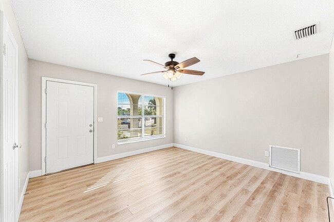 Building Photo - 2160 Fairlane Dr