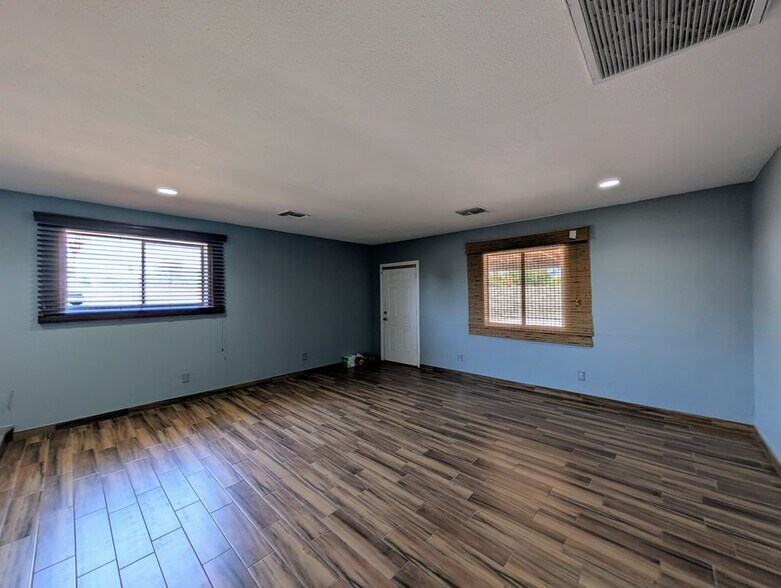 Building Photo - 3848 W North Ln