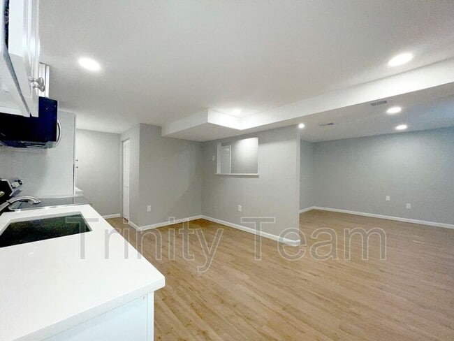 Building Photo - 1381 Xanadu St
