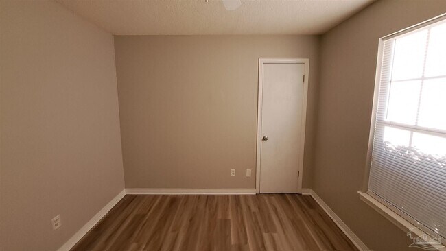 Building Photo - 828 Lavon Dr
