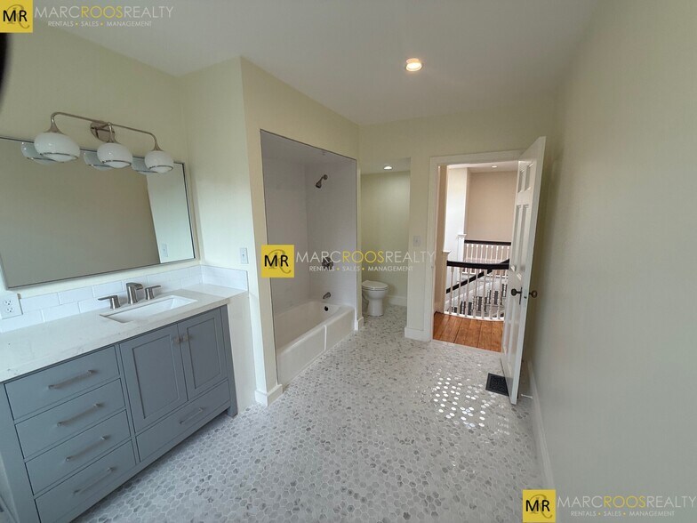 Building Photo - 1726 Beacon St