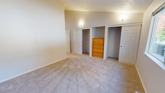 Building Photo - Single Level Family Friendly Home in Sandy. Fenced Backyard Pets Welcome