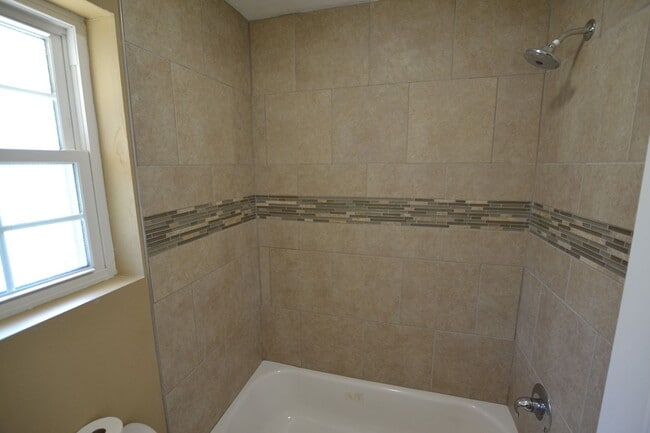 Building Photo - Must See!  Beautifully remodeled 3 bedroom, 2 bath home in Park Forest - Oakcrest Subdv