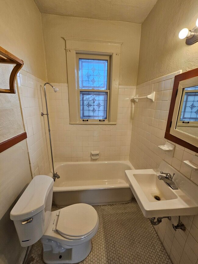 Building Photo - 582 Loeb St