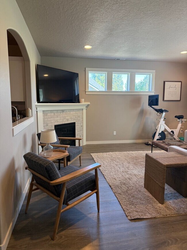 Building Photo - Beautiful 4-bdr with Bonus Loft and 3-car garage in Sisters!