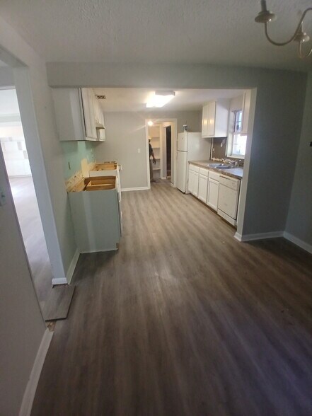 Kitchen before granite tops - 6837 Alcona Ct