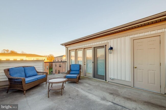 Building Photo - Stunning, light-filled end unit townhome in sought-after Brambleton community.