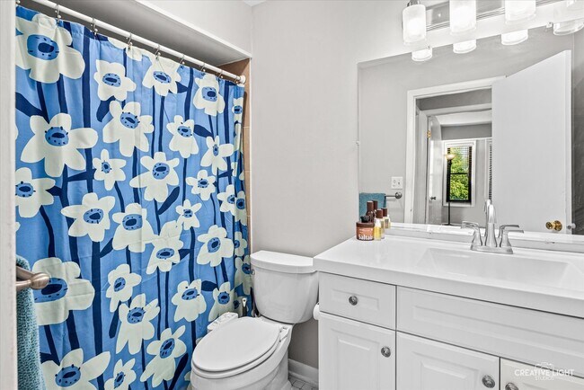 Building Photo - 2220 Country Club Dr