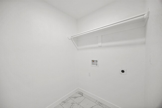 Building Photo - 12831 Nyack Dr