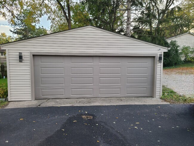 Building Photo - 711 E Main St