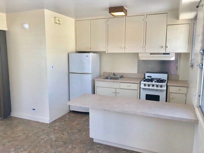 Building Photo - Lusitana Hale- 1 Bdrm, 1 Bath, and 1 Covered Parking with utilities included!