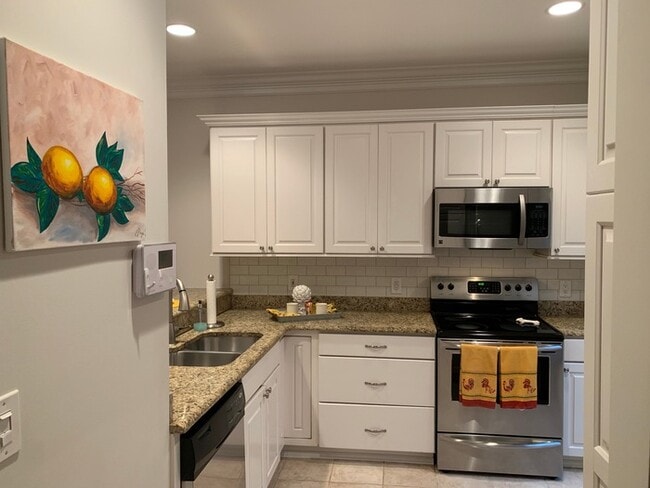 Building Photo - Elegant Townhome between Oakwood and Mordecai