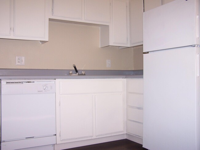 Building Photo - 2808 E Le Marche Ave