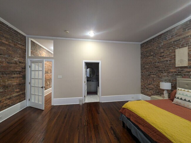 Building Photo - Cute Upstairs Down Town Apartment!