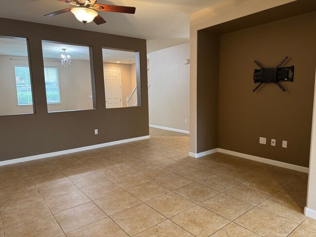 Building Photo - Corner lot Roseville property!