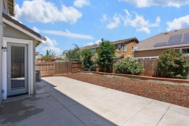 Building Photo - Beautiful 5 Bedroom, 3 Bath Tracy Home / B...