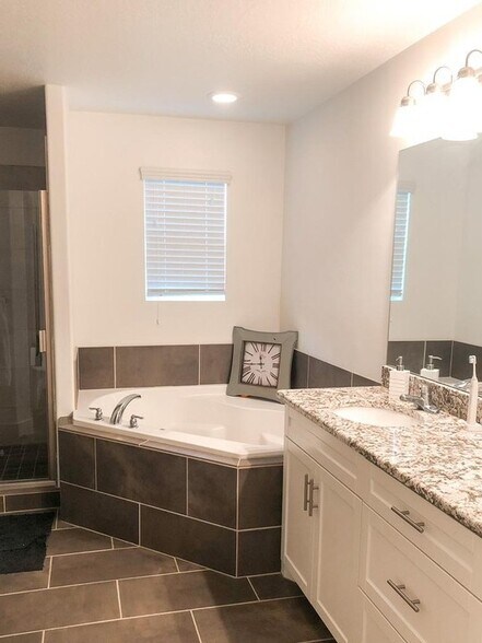 Building Photo - 4162 Cresthaven Ln