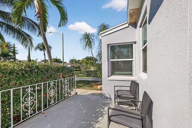 Building Photo - 823 Avenida Hermosa