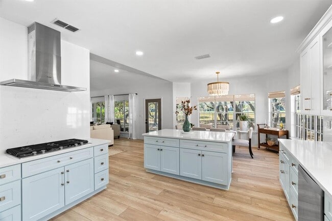 Building Photo - 113 Royal Oaks Dr