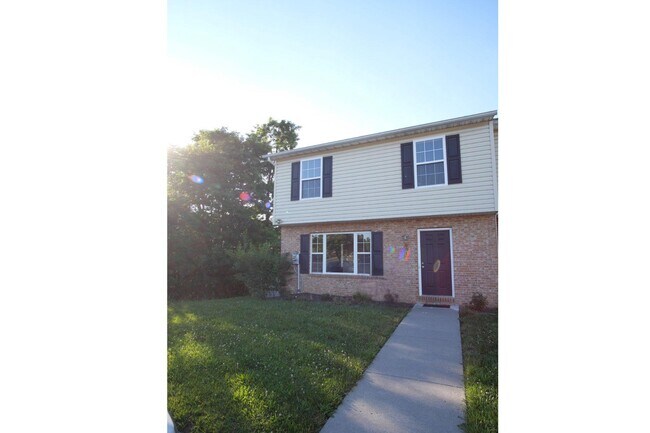 Building Photo - 501 Emily Ln