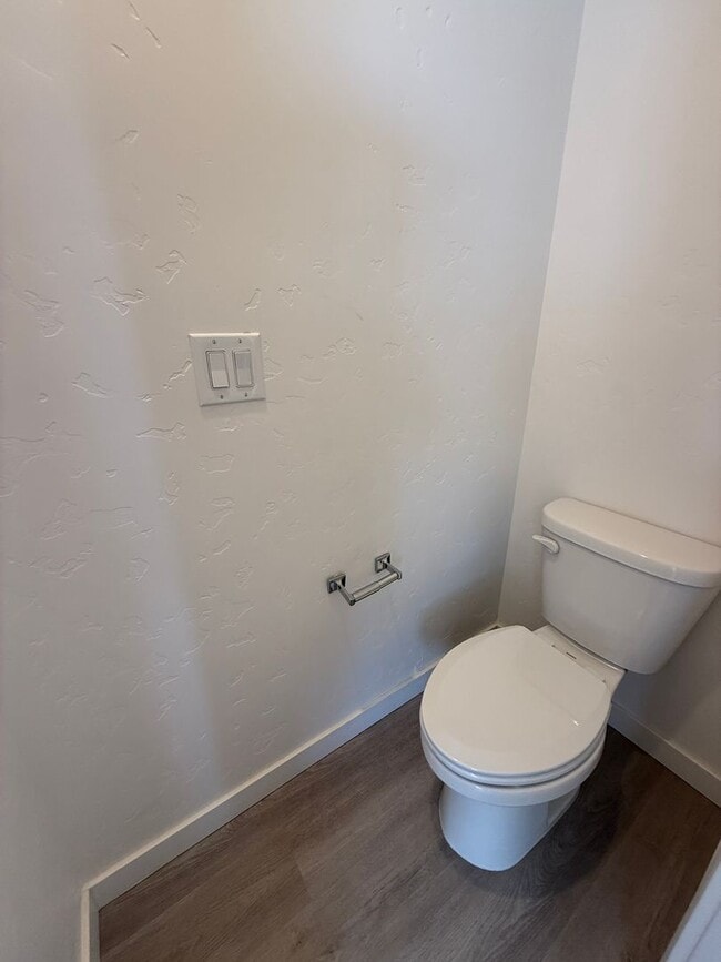 Building Photo - Available Now- Beautiful Nampa Townhome