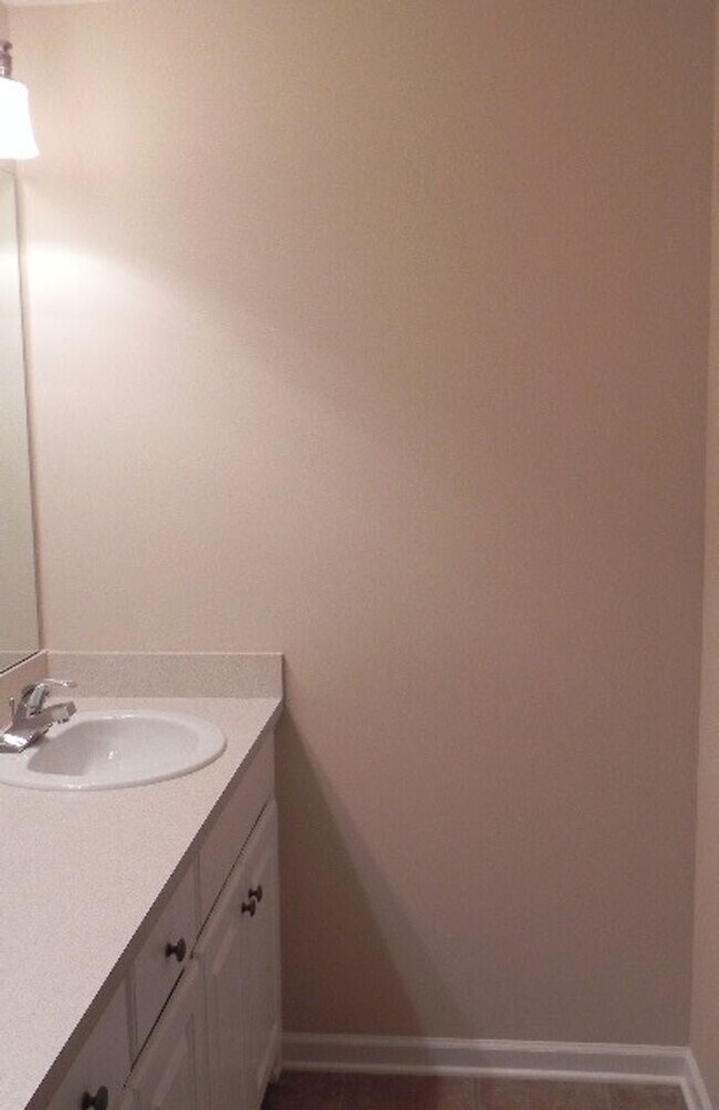 Building Photo - 4 Bedroom - Near Ft Moore