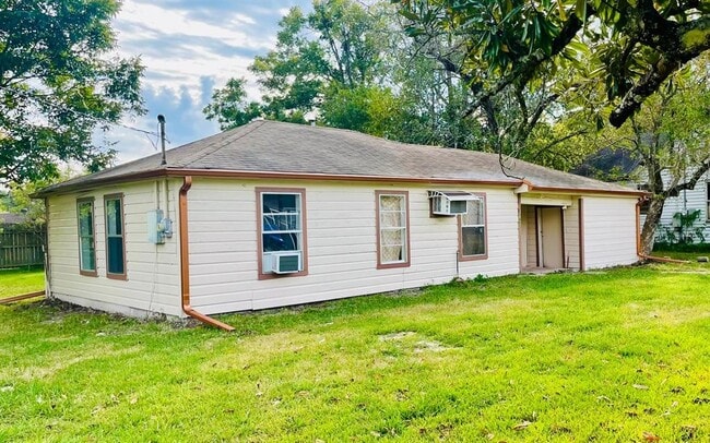 Building Photo - 1745 Rivercrest St