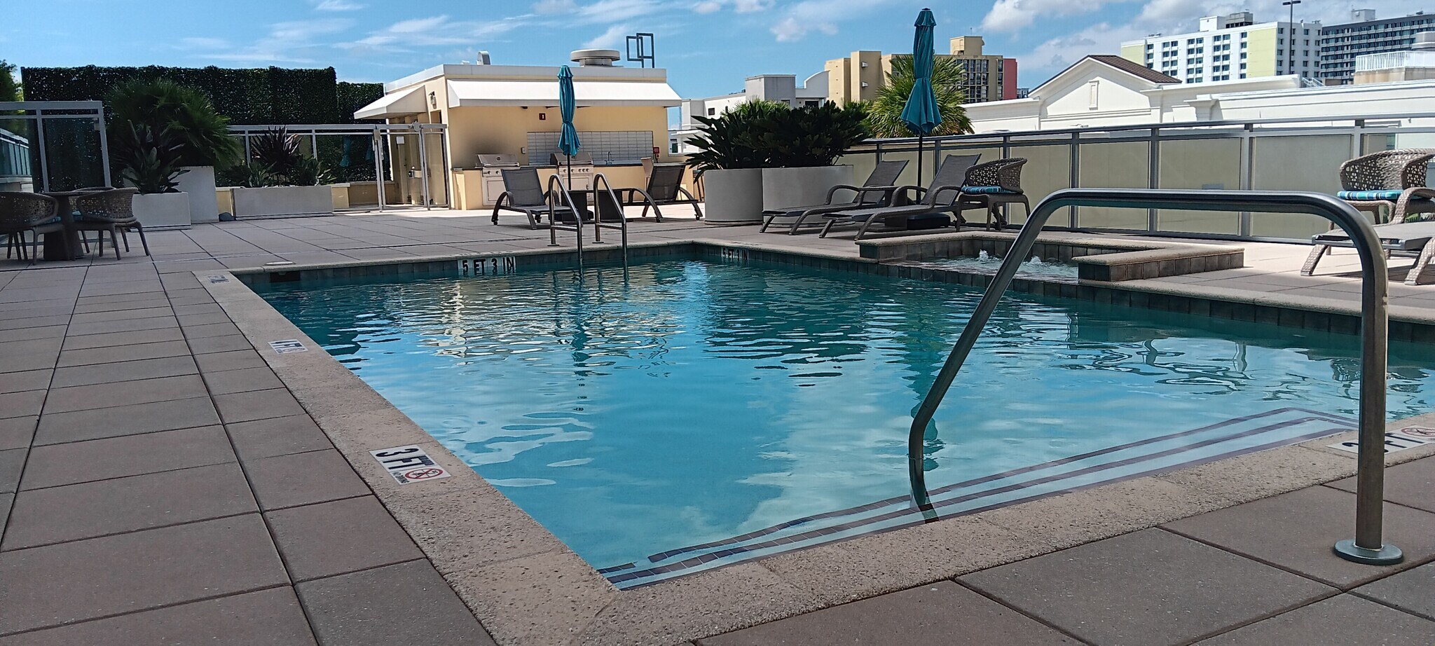 Pool & Leisure Area - 400 4th Ave S