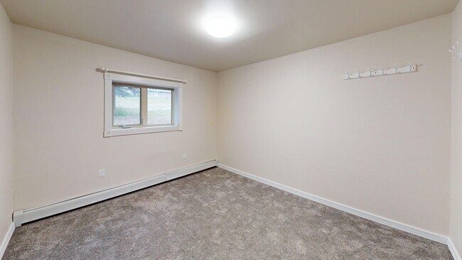 Building Photo - 3 Bedroom 2 Bath with Garage Available NOW!! Animal friendly!