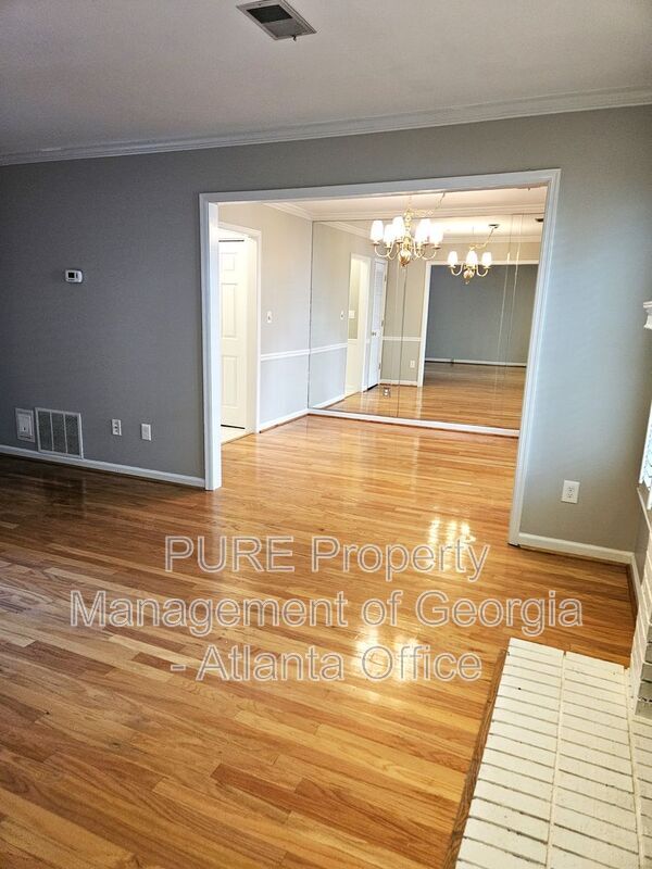 Building Photo - 582 Harcourt Pl SE