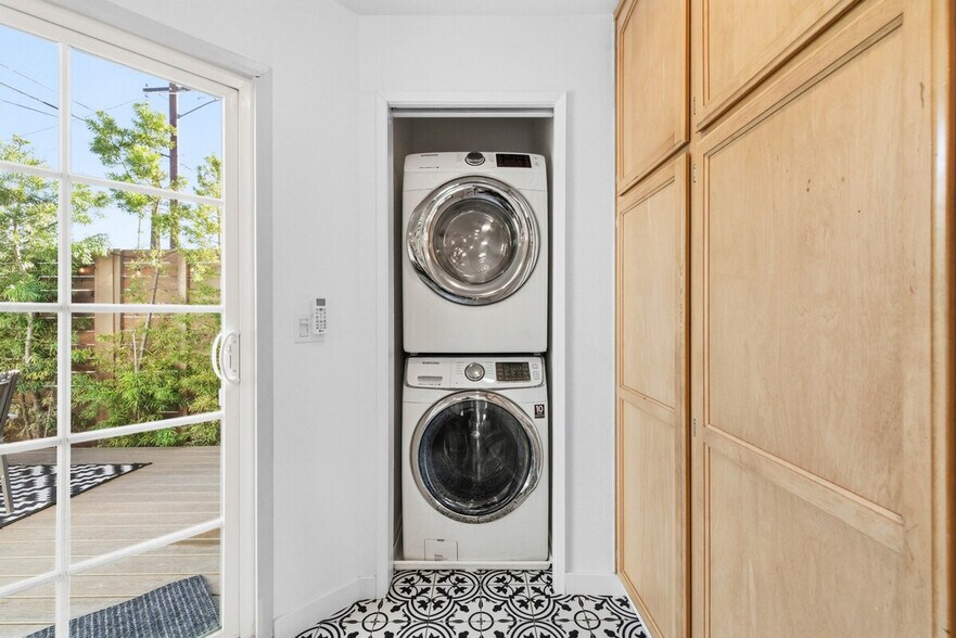 Building Photo - 3407 N Mountain View Dr