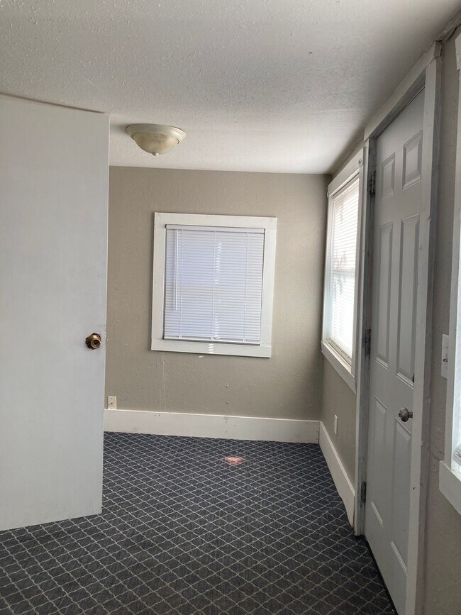 Building Photo - Spacious 5 bedroom 2 bath Southside Muncie