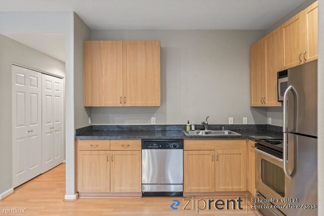 Building Photo - 1 br, 1 bath Condo - 1121 40th Street, Eme...