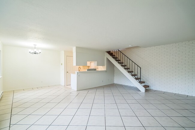 Building Photo - Newly Updated - Spacious Three Bedroom Condo