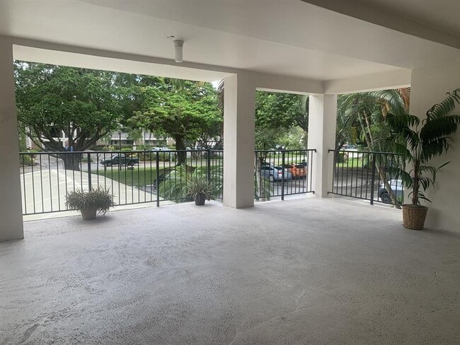 Building Photo - 2801 N Palm Aire Dr