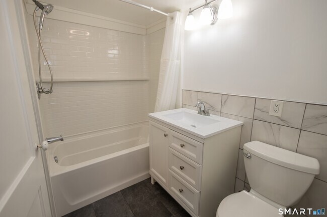 Building Photo - 387 Buckland St