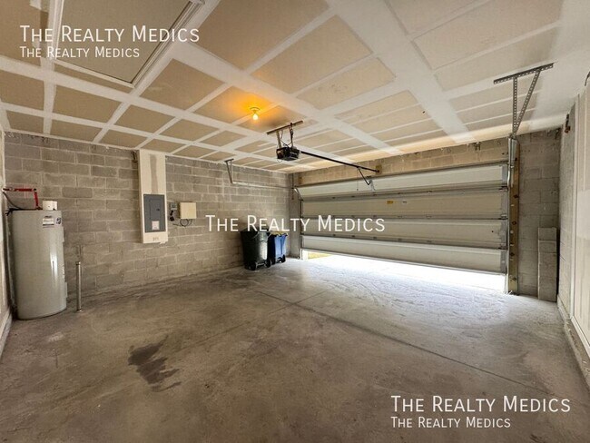 Building Photo - 1665 Laurel Oaks Dr